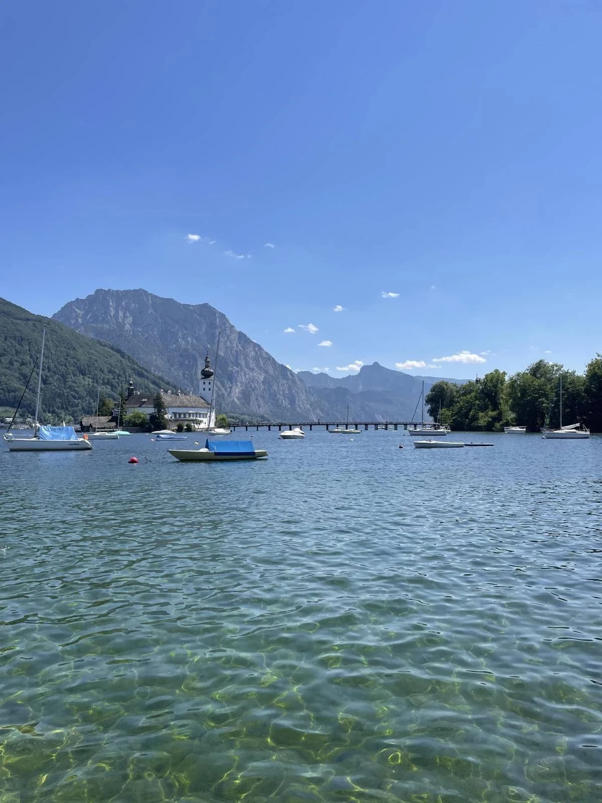 Blick über den Traunsee auf Schloss Ort und den Traunstein